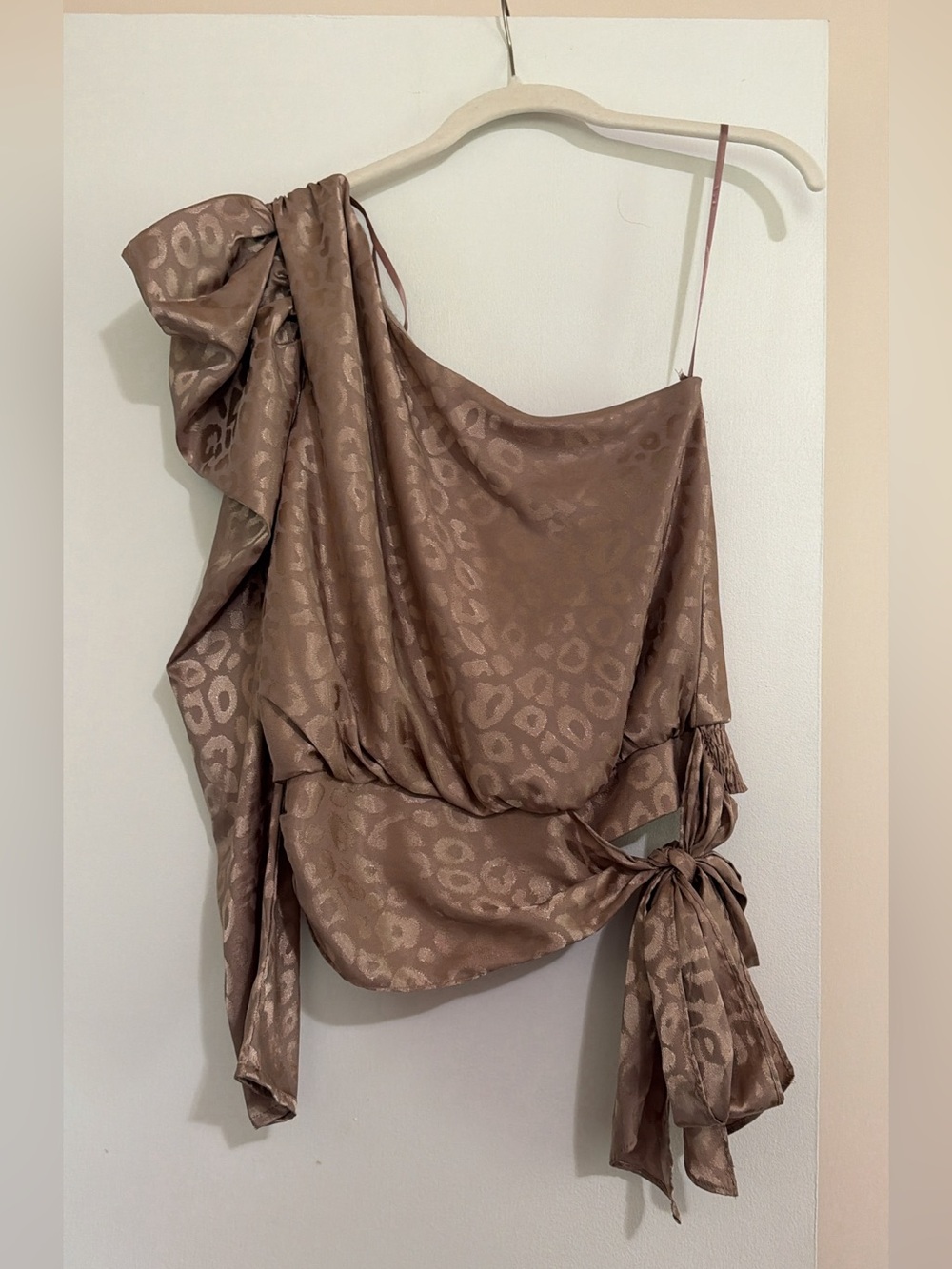 One shoulder DO+BE top